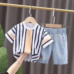 Hylkidhuose sommar baby pojkar kläder uppsättningar spädbarn kortärmad rand t-shirt denim shorts barn barn semester casual kläder g1023