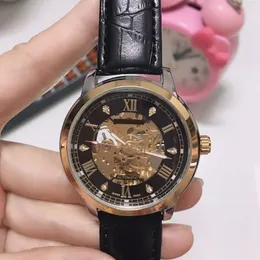 Relógio masculino de luxo Mecânico Movimento automático Pulseira de couro diamante Relógios de pulso de designer de negócios Relógios masculinos de alta qualidade Presentes de Natal Presente do dia dos pais