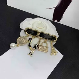 Berühmte Marke Modeschmuck Vintage Kamelie Tasche Eisen Turm Puppe Leder Broschen Party Pullover High Heels Perle Pins
