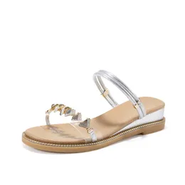 Slippers 2021 Sandálias femininas verão strololeiro brilhante cinto fino chinelos chinelos clássicos de pé aberto slides calçados de moda de moda