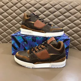 2021 Designer män casual skor sneakers mitten topp mocka sko tjock botten kalvskinn splicing tränare utskrift präglad kornad plattform gummi sneaker