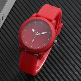 Berömda populära märkes klockor för Mens Luxury Big Dial Silicone Band Watch Mäns Fashion Casual Quartz Armbandsur Clock Hilf G1022