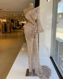 2021 Arabiska Sexiga Side Split Prom Klänningar Lyxig Beading Sequined One Shoulder Långärmad Kvinnor Plus Storlek Formella Aftonklänningar