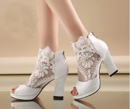 Новая мода Peep Toe Summer Wedding Boots Сексуальные белые кружевные вечерние туфли для вечеринки свадебные высокие каблуки Lady Formal Trape Shoes222J