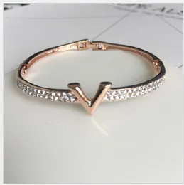 Luxury Letter v Manschettband Armband Sainless Stål Smycken Fashion 18K Rose Gold Luxury Glittering Zircon Diamond Pulseiras Femininas Bolt Bangle