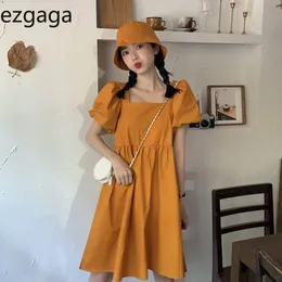 Ezgaga koreanska mode vintage kort puffhylsa mini klänning kvinnor fyrkantig krage solid med hatt chic sommar ny söt preppy stil 210430