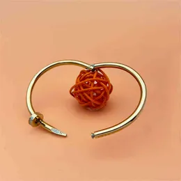 Bracciale popolare di design di lusso in acciaio al titanio per uomini e donne squisiti gioielli di moda con bracciale per unghie