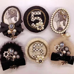 Ankomst Koreansk Fashion Luxury Pearl Flower 5 Stor Corsage Black Lapel Pin för Kvinnor Passar Badge Broscher / Broches / Brosche