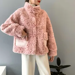 冬の女性ホーンバックルラムの毛皮のコート女性の韓国のオールインワンロッカーベルベットジャケット210607