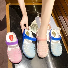 Klassisk sommar 2021 Män Kvinnor Storleksgräns Sandaler Damer Koreanska Casual Cute Hole Shoes Fashionable Beach Tofflor Kod: 30nk-2120