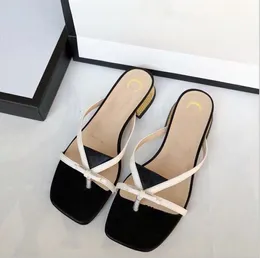 2021 Designer Slides Hausschuhe Frauen Flip Flops Leder Sandale Doppel Metall Schwarz Rot Weiß Braun Sommer Strand Sandalen mit Box US10