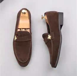 Moda szpiczasty zamsz metalowe pszczoły oxford buty dla mężczyzn luksusowy projektant dżentelmen bal ślubny formalne buty Sapato Social Masculino