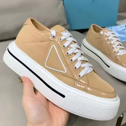 Erkek Bayan Makro Geri Dönüşümlü Naylon Ve Parlak Deri Spor Ayakkabı Milan Tasarımcı Sneakers Üçgen Desen 3.5 cm Topuk Avrupa Boyutu 35-46