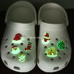 100 stks Custom PVC Lichtgevende Kerst Serie Glow Shoes Charms voor Croc Clock Shoe-accessoires die in het donker glijden