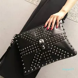 Projektant Torby Na Ramię Sprzęgła Dla Man Punk Elements Prestiżowy Messenger Torba Czaszka Wzór Satchel Sprzęgła Torba Moda Nity Mężczyźni Hangbags Miękkie