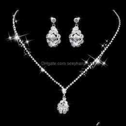 Orecchini Collana Set di gioielli Set di cristalli bianchi femminili alla moda Set di fiori color argento per le donne Sposa carina Catena da sposa geometrica Drop De