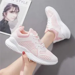 أحذية نسائية الربيع السيدات الأحذية المسطحة عارضة المرأة مبركن 2021 الصيف ضوء شبكة تنفس الإناث الجري