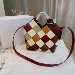 Luxurys BB Kvinnors Liten Överskott Skinn Vävt Korgväska I Klassisk Kalvskinn Brick Röd Rose Shoulder Designer Designers Cowhide Purses Alma Vintage Totes Väskor