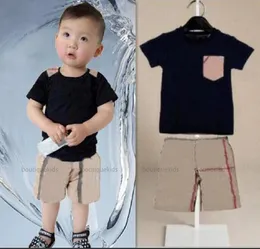 Sommarpojkar Tjejer Kläder Satser Baby Pocket Kortärmad tröja + Plaid Shorts Designers Kläder Kids Boy 2 Färger