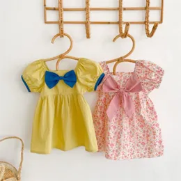 Sommarflickor klänning Koreansk stil positiv och negativ Bowknot Square Collar Sweet Baby Barn Barnkläder 210625