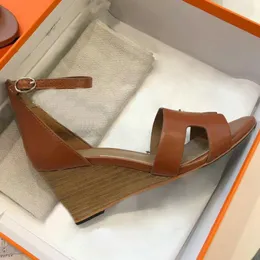 Designer sandaler kvinnor skor äkta läder kil kil klackade platt botten sexig gladiator spänne rem klassiker kvinnors sko 7cm klackar sandal