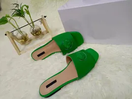 Direktförsäljning av högkvalitativa Slippers platta skor för kvinnor mode flerfärgade mjuka och bekväma sandaler familjebadrum strandskor lyxbox 35-43