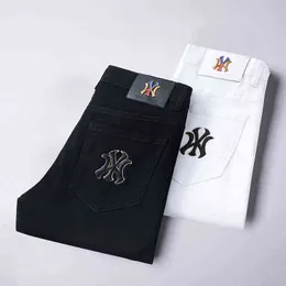 Våren 2021 och sommar herr jeans ren svart vit tvåfärgade bomull hög elastiska små fötter slim passform koreanska versionen enkelt ny hem
