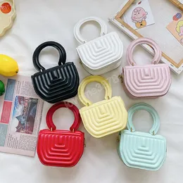 PU deri çocuk crossbody çanta güzel zincir çocuklar sikke çanta mini cüzdan çanta moda küçük kızlar küçük omuz çantası