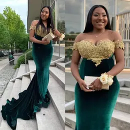 2022 Elegant Off Shoulder Hunter Green Mermaid aftonklänningar Girls Velvet Sweep Train Prom Gowns Abendkleider med guldapplikationer