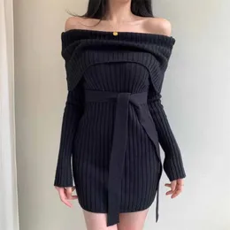 Koreansk chic liten sexig en-ord krage, axel-slung smal passform, kroppsform, slips midja pit strip stickad klänning kjol gx1309 210507