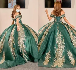 2023 Скромные темно -зеленые золотые аппликации quinceanera платья с плеча с рукавами с бисером с длинным поездом сладкий 16 платья вечеринка221s