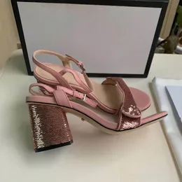 2021 Mode Kvinnors högklackade sandaler säljer väl, bekväma och sexiga bokstäver har unika stilar Lädersålar är lämpliga för bröllop, parter turism