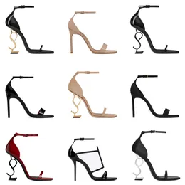 Ayakkabı sandalet tasarımcısı opyum yüksek topuklu kadınlar açık ayak parmağı stiletto topuk klasik metal harfler sandal stilist toz çantası