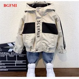 Baby Boy Jacka Höstkantade Barn Coats Fashion Letter Zipper Boys Spring Korean Children's Windbreaker Ytterwear 211011