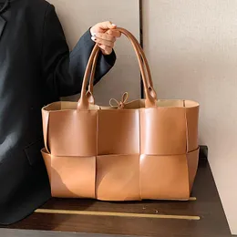 Sacs de soirée grand tissage épaule pour femmes 2021 sac fourre-tout en cuir de haute qualité Ladys Simple seau sacs à main voyage Shopper