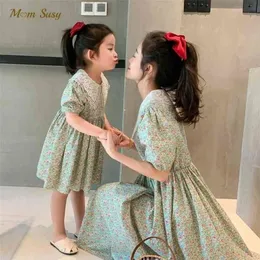 Mor och dotter blommig klänning spets krage flicka familj matchande vintage bomull baby ruched prinsessa sommar 210724