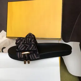 2021 Lyx Designer Dam Sandaler Satäng bokstäver vik blomma Klassiskt Mode Fritidsskor strand sandaler med platt botten tjock botten fritid semesterskor