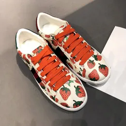 Scarpe da uomo all'ingrosso da donna di alta qualità casual fragola stile amore all-match scarpe bianche taglia 34-44