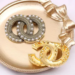 Projektant broszka markowe litery diamentowe broszki Pin geometryczne luksusowe kobiety urok kryształ Rhinestone perły szpilki na słynne wesele akcesoria jubilerskie