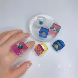 Yu 한국 성격 소수 투명한 캔디 색상 불규칙한 아크릴 다이아몬드 상감 된 사각형 수지 반지