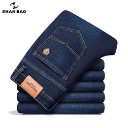 Shan Bao Jesień Wiosna Dopasowane Prosto Stretch Denim Jeans Classic Style Odznaka Młodzież Męskie Business Casual Caurs Spodnie 211104