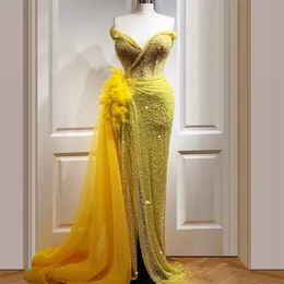 Ljusgul glitter design kväll klänningar fjäder sequins pärlor prom klänning sexig sida split arabiska v nacke robe de soirée mariage skräddarsydda