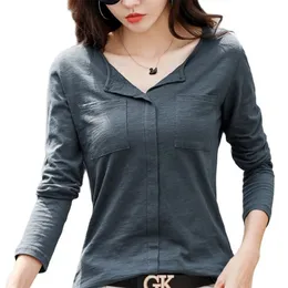 Tuangbiang Fashion V-dół kobiety bawełniane T-shirty Dwie kieszenie luźne jesienne koszulki kawa koreańska wysokiej jakości wysokiej jakości wierzchołki 2022 topy z długim rękawem 220226