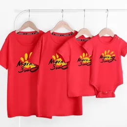 Verão Impressão Família Olhar Roupas de Correspondência T-shirt Roupas Mãe Pai Filho Filha Crianças Sun 210429