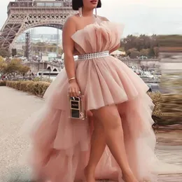 Errötendes rosa High-Low-Partykleid mit Schärpe, trägerloses, bauschiges, abgestuftes Tüll-Abschlussballkleid nach Maß in Übergröße