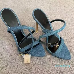 Designer Sexiga läder Strappy Sandals Kvinnor Guldlås Dekorera Metall Högklackat Sommar Sandaler Ankelband Party Skor