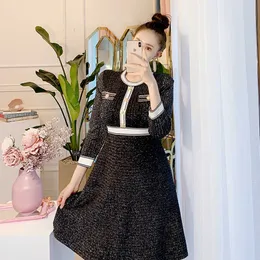 Knapp Stickade Klänningar A-Line Mini Vestido Koreansk Höst Vinter Sexig Party Elegant Hit Färg Casual Sweater Klänning Robes Kläder 210529