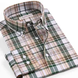 England styl z długim rękawem w kratkę w kratkę bawełniana koszula kieszonkowy mniej projektowy standardowy fit casual guziki-dół mężczyzn Gingham shirty 210809