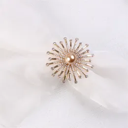Eleganckie pierścienie serwetki kwiat pośród serwetek