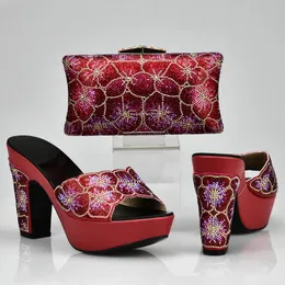 Senaste designen röd färg matchande kvinnor skor och väska set dekorerad med strass afrikansk sko för fest i klänning